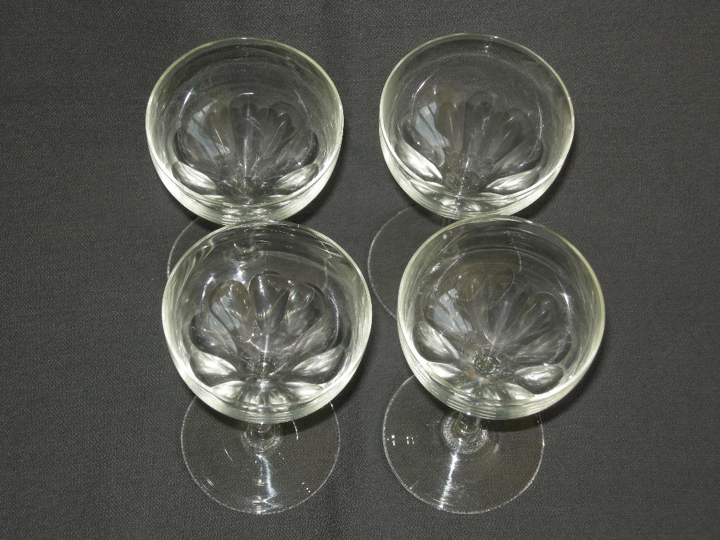 glas - kristal diverse glazen 002. 4 glazen met glad been en lotusfacetten in kelk