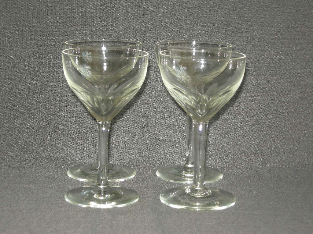 glas - kristal diverse glazen 002. 4 glazen met glad been en lotusfacetten in kelk