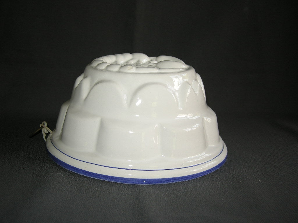 diverse puddingvormen 002. wit met blauwe rand