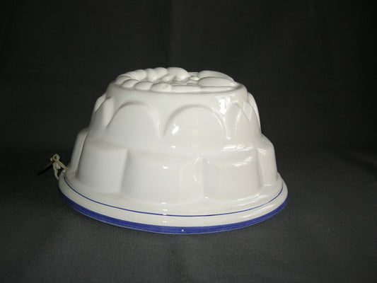 diverse puddingvormen 002. wit met blauwe rand
