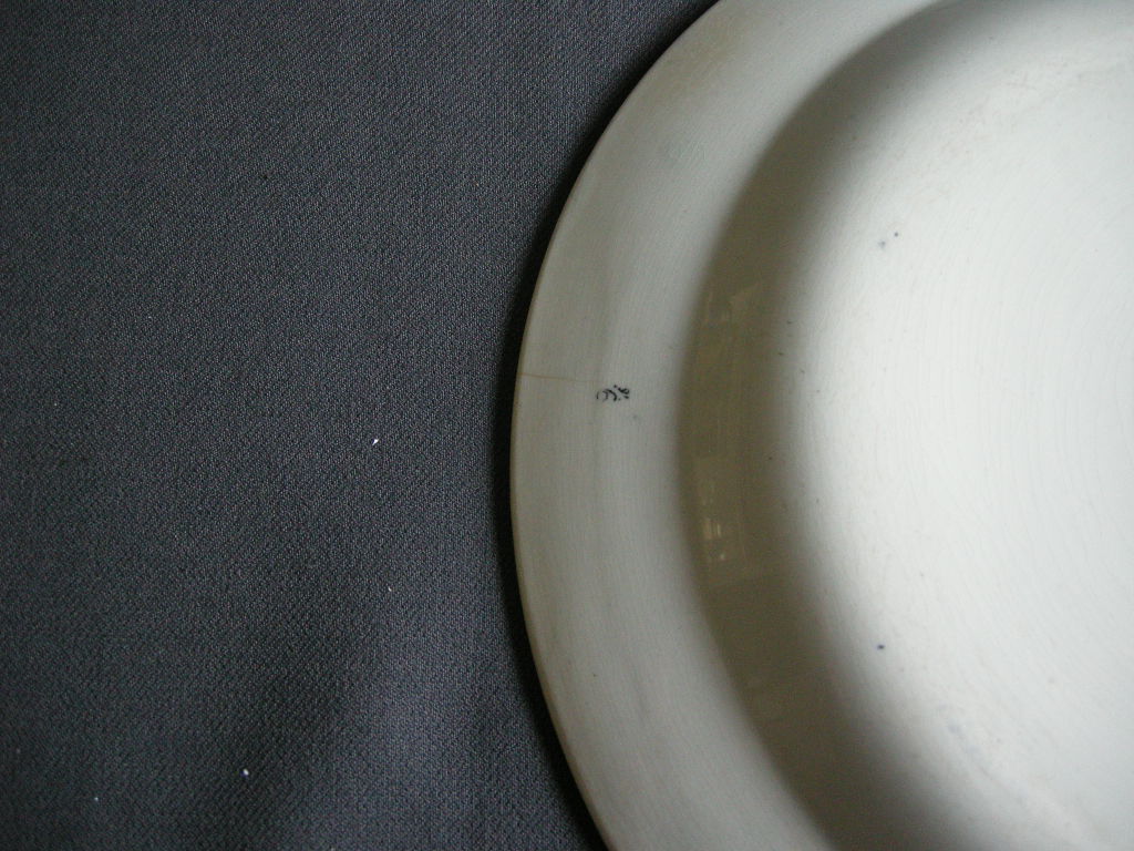 Petrus Regout Ruth & Boaz zwart 002. bord O25,8 cm.