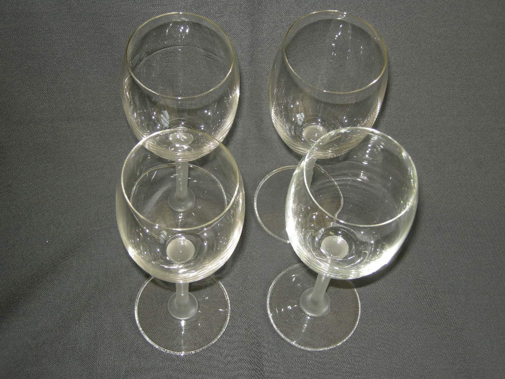 glas - kristal diverse glazen 003a. 4 wijnglazen met wit been