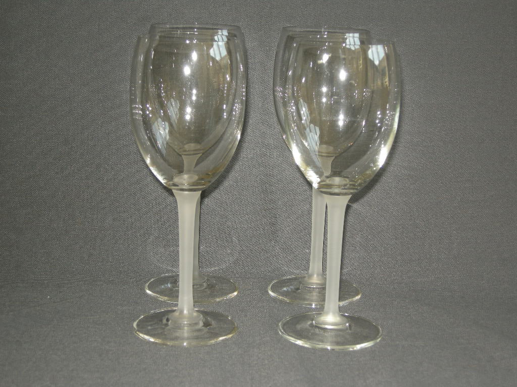 glas - kristal diverse glazen 003a. 4 wijnglazen met wit been