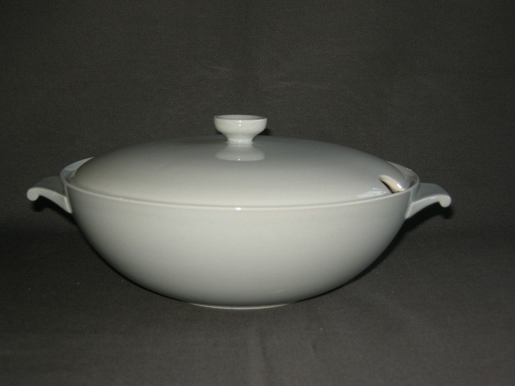 Petrus Regout / Royal Sphinx pastel greyhound 003. dekschaal met beschadiging