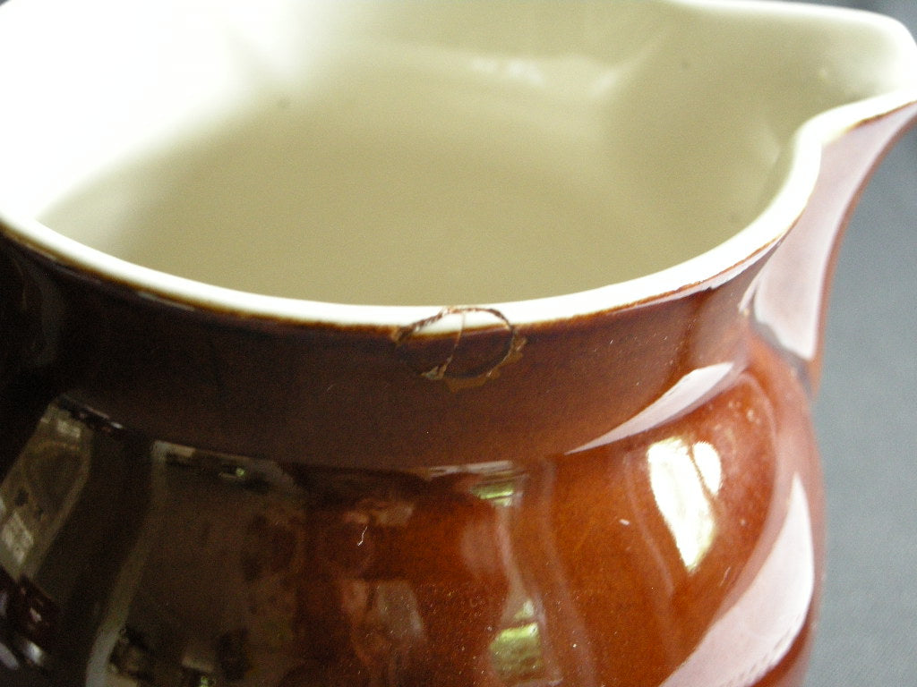 diverse bruin 003. schenkkan 0,5 ltr. met kleine beschadiging