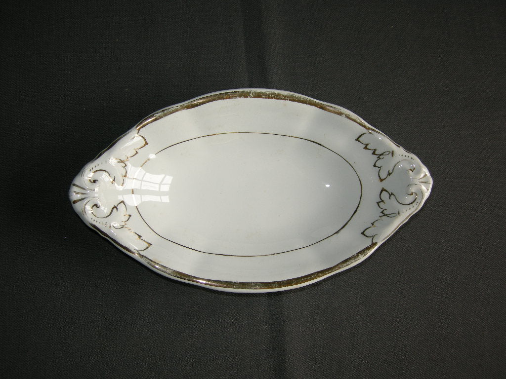 Petrus Regout Wellington wit-goud 003. ovaal schaaltje