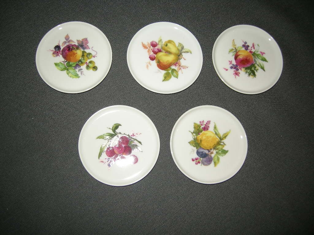 MOSA diverse 004. 5 petit fourbordjes met afbeeldingen van fruit