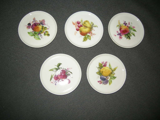 MOSA diverse 004. 5 petit fourbordjes met afbeeldingen van fruit