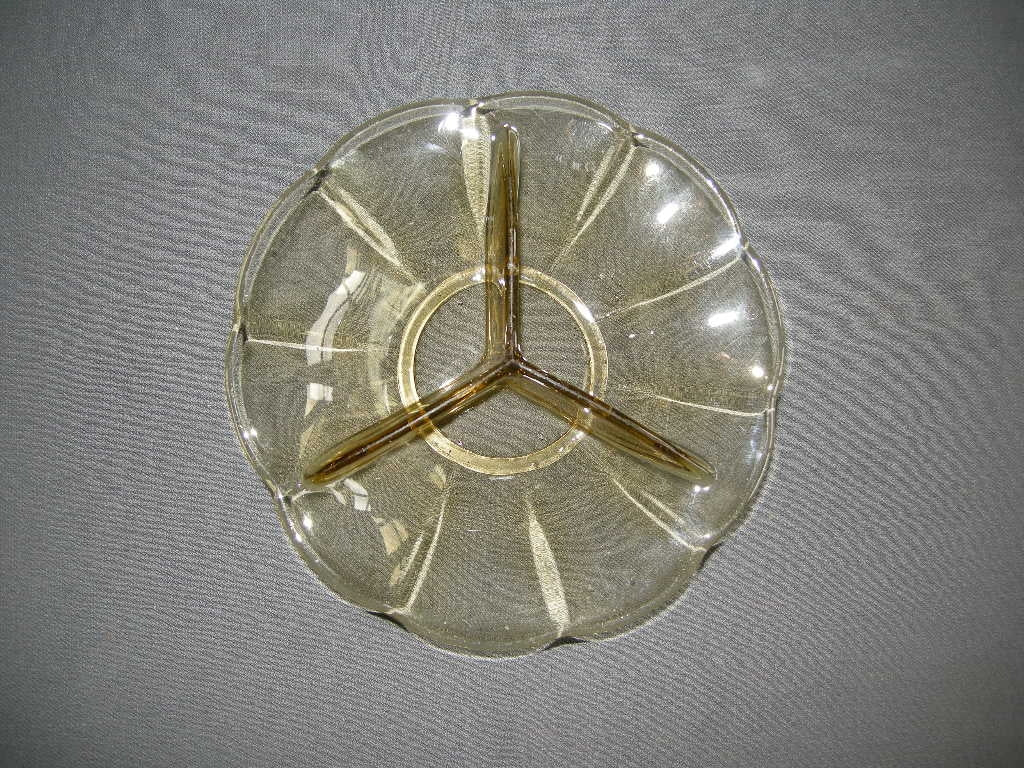 glas - kristal geel 004. 3-vakschaaltje