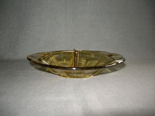 glas - kristal geel 004. 3-vakschaaltje