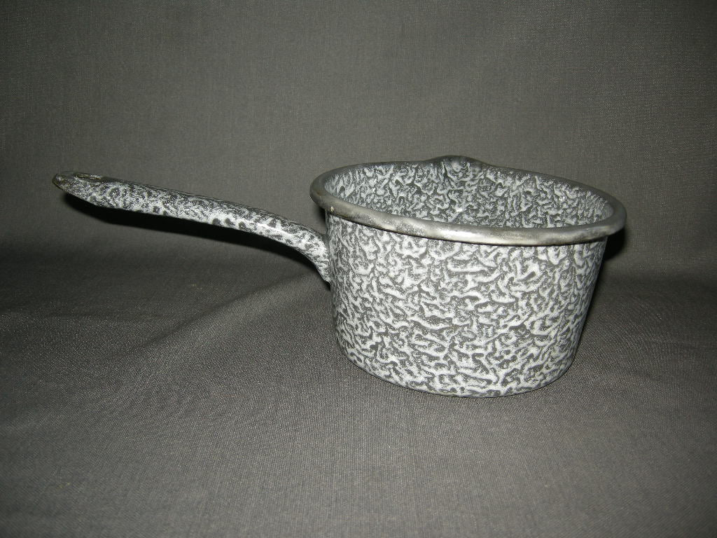 emaille grijs gewolkt 004. steelpan O17,5 cm.