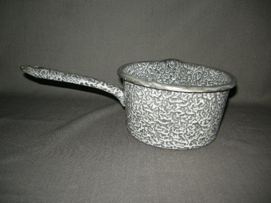 emaille grijs gewolkt 004. steelpan O17,5 cm.