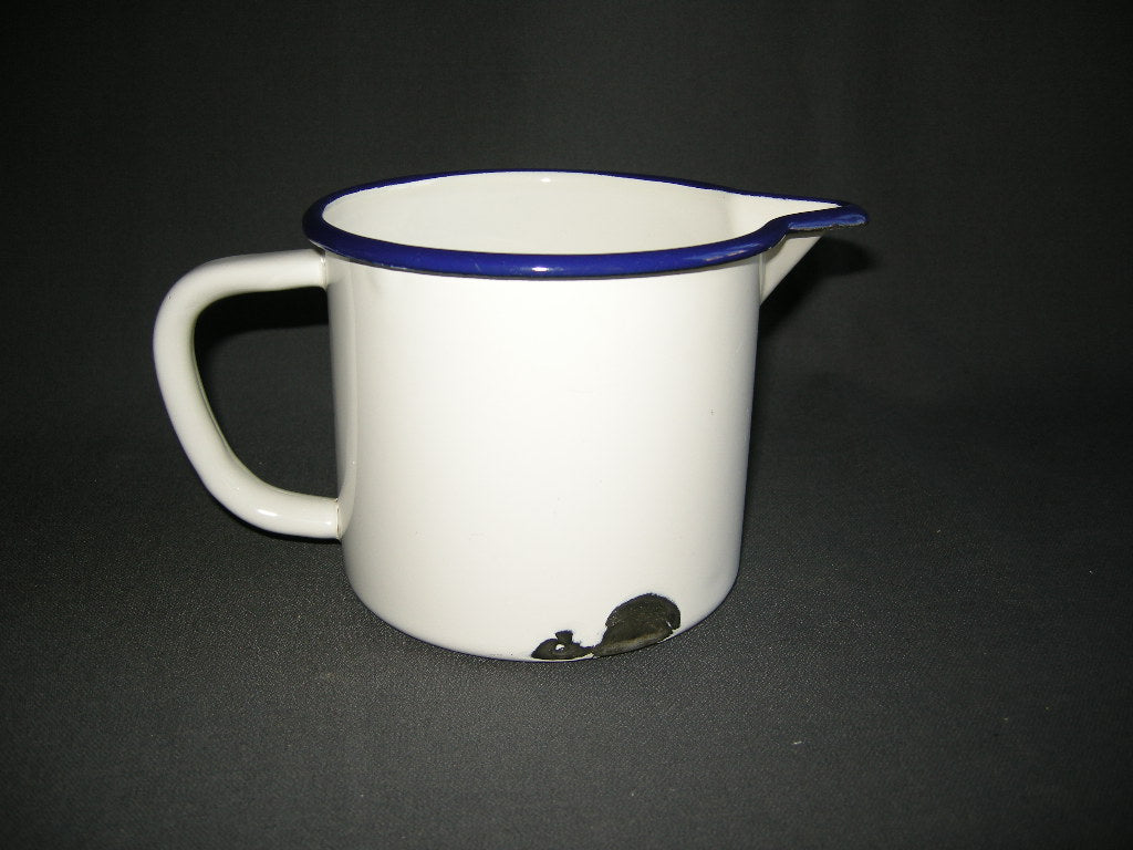 emaille wit 004. maatbeker / schenkkan
