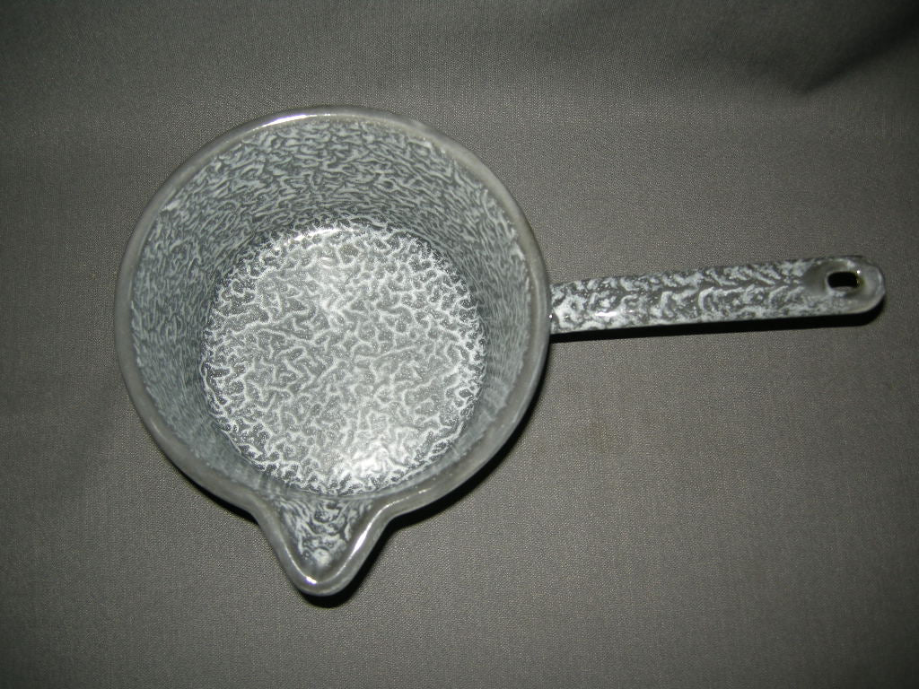 emaille grijs gewolkt 004. steelpan O17,5 cm.