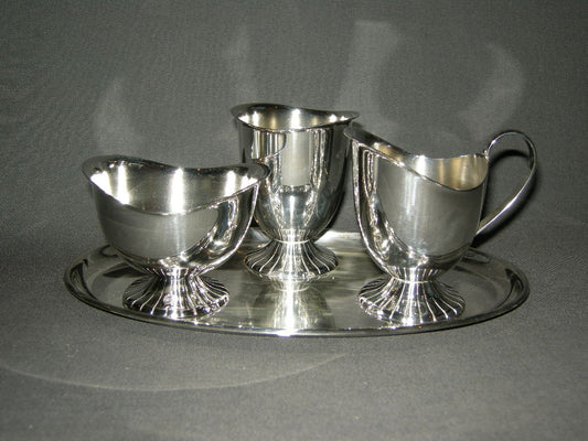 Verzilverde accessoires 004. 4-delig roomstel van D.E.