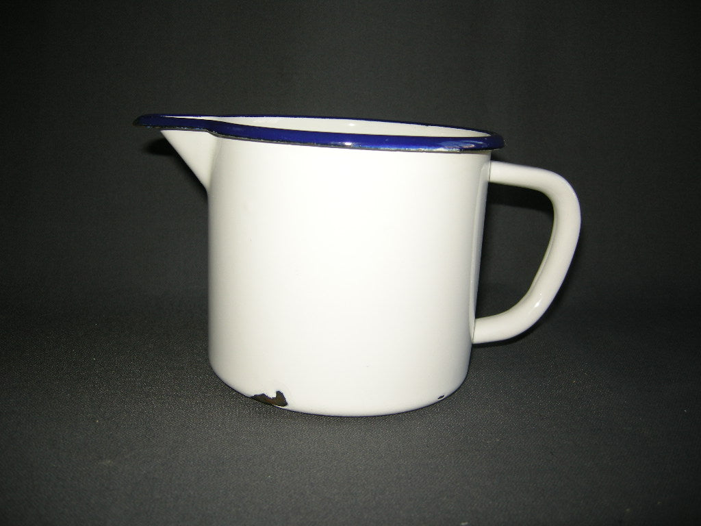 emaille wit 004. maatbeker / schenkkan