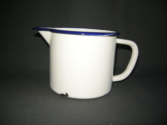 emaille wit 004. maatbeker / schenkkan