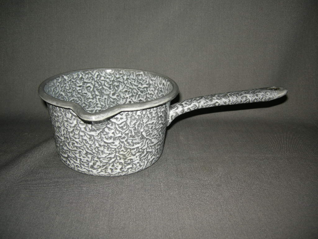 emaille grijs gewolkt 004. steelpan O17,5 cm.