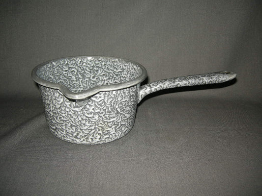 emaille grijs gewolkt 004. steelpan O17,5 cm.