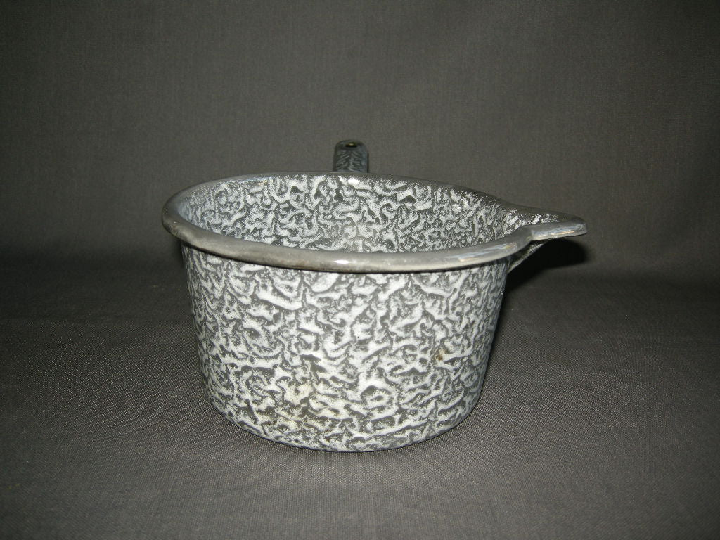 emaille grijs gewolkt 004. steelpan O17,5 cm.