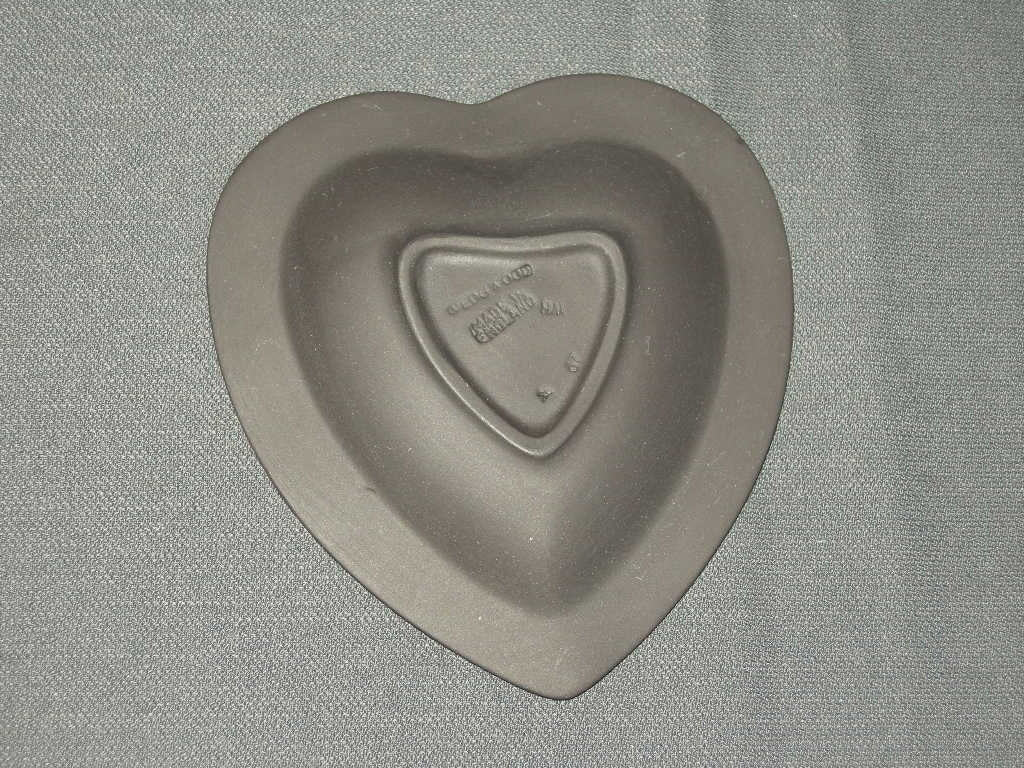 Wedgwood Jasperware zwart - wit 005. hartje afbeelding personen