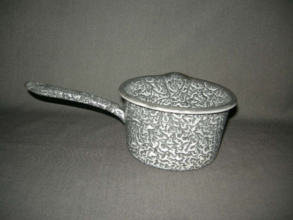 emaille grijs gewolkt 005. steelpan O15,5 cm.