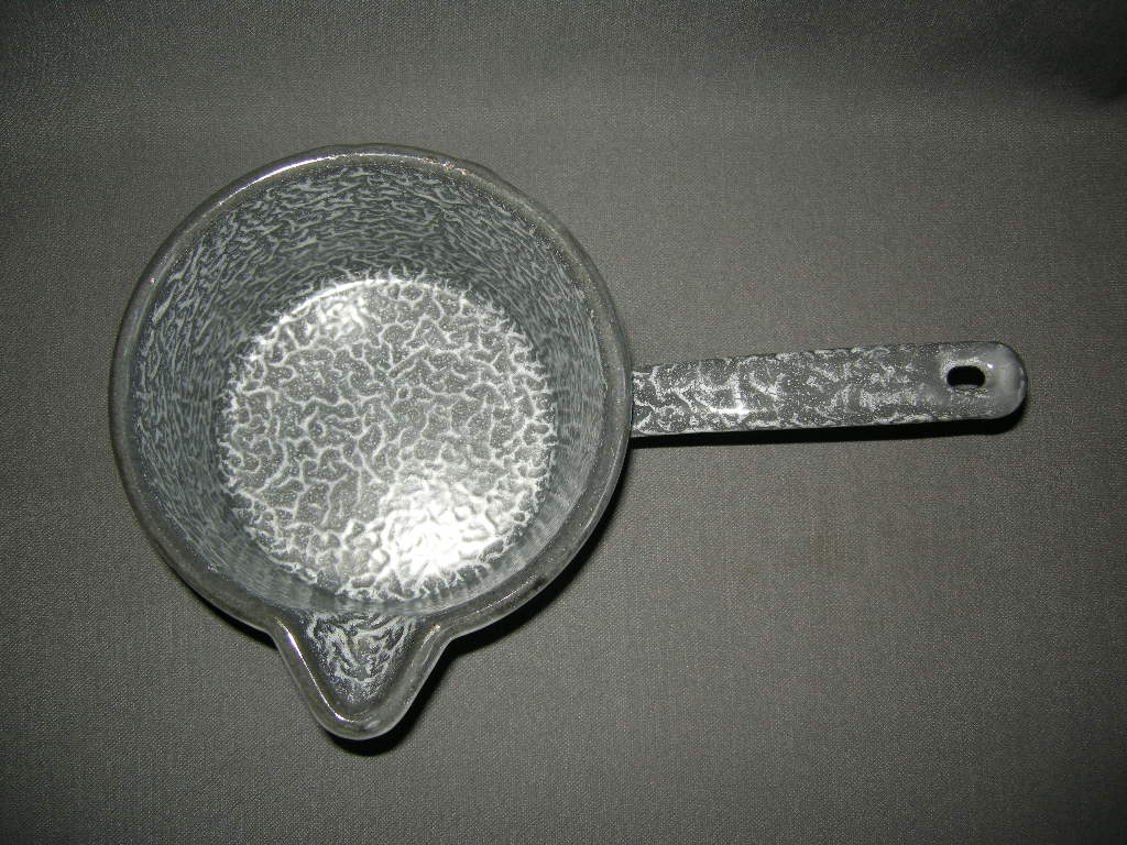 emaille grijs gewolkt 005. steelpan O15,5 cm.
