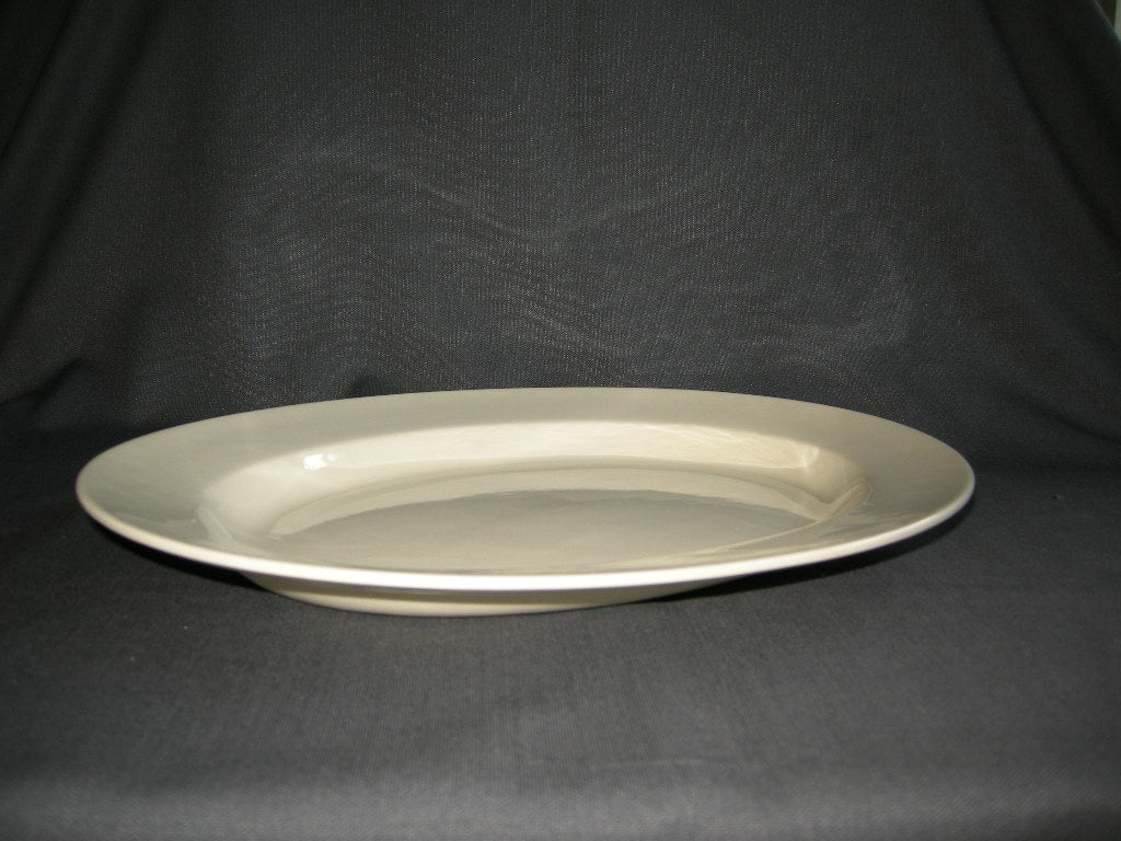 Petrus Regout roomwit 005. vleesschaal 39 x 30,5 x 4 cm.