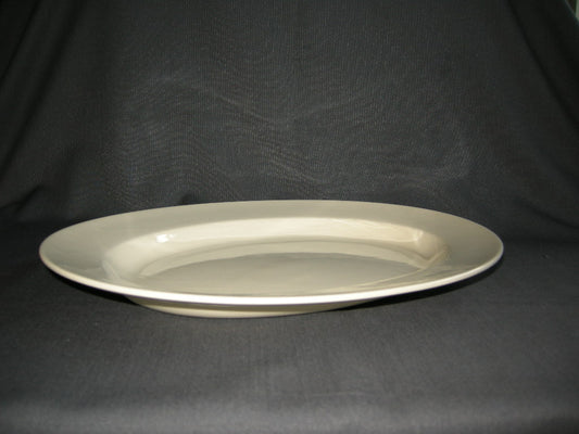 Petrus Regout roomwit 005. vleesschaal 39 x 30,5 x 4 cm.