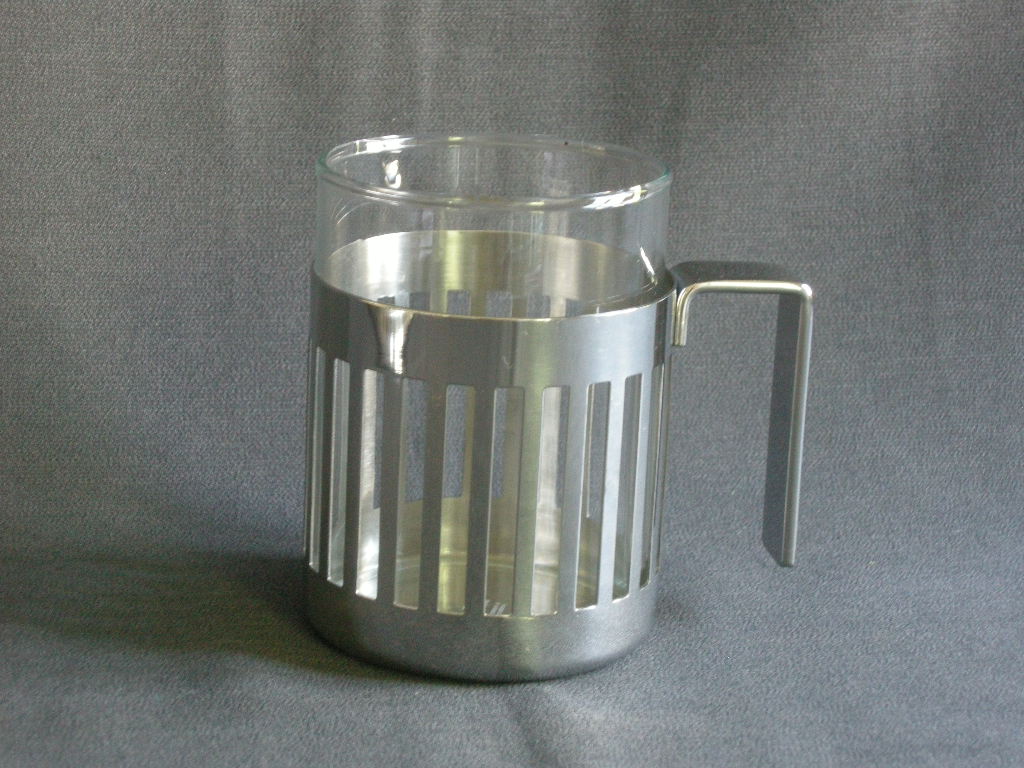 roestvrijstaal 005. Alessi ARmug; glas in rvs houder