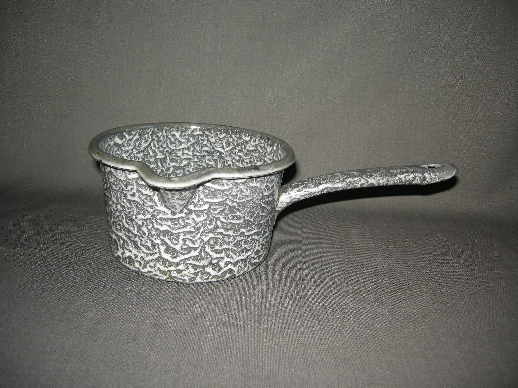 emaille grijs gewolkt 005. steelpan O15,5 cm.