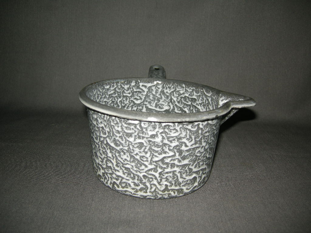emaille grijs gewolkt 005. steelpan O15,5 cm.