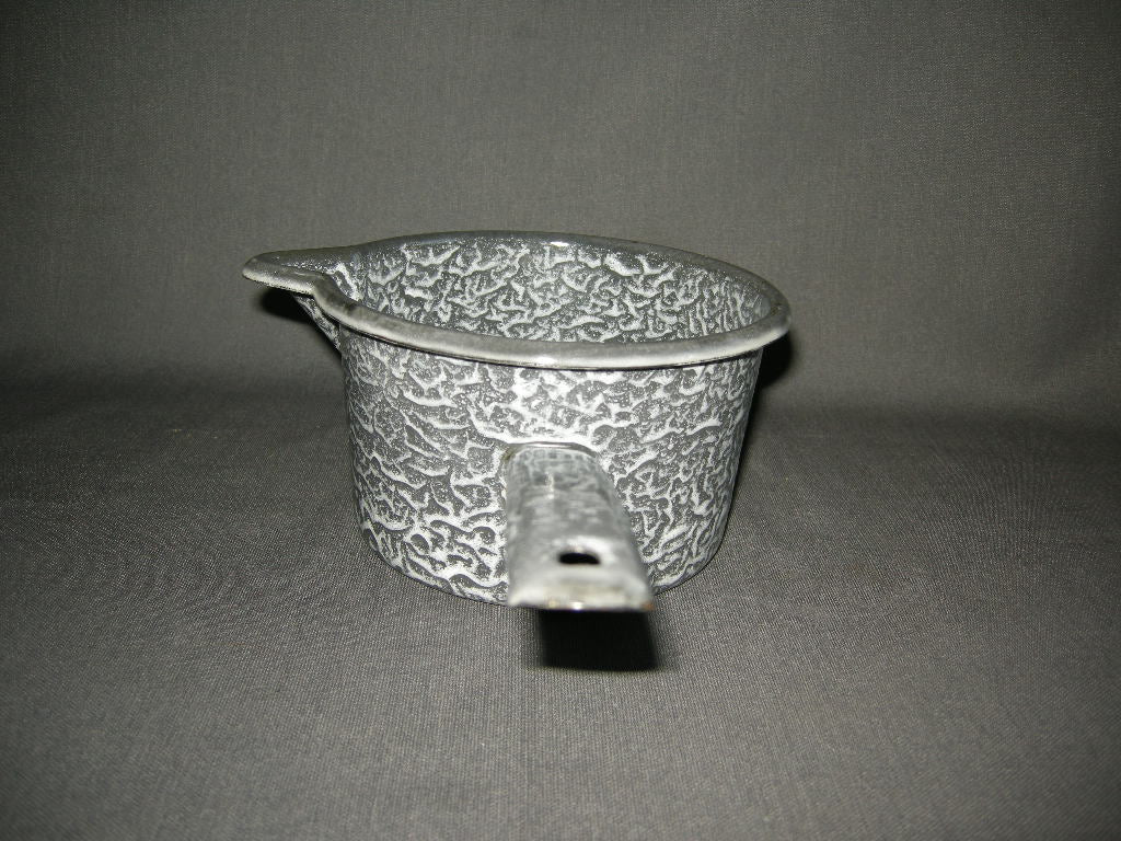 emaille grijs gewolkt 005. steelpan O15,5 cm.
