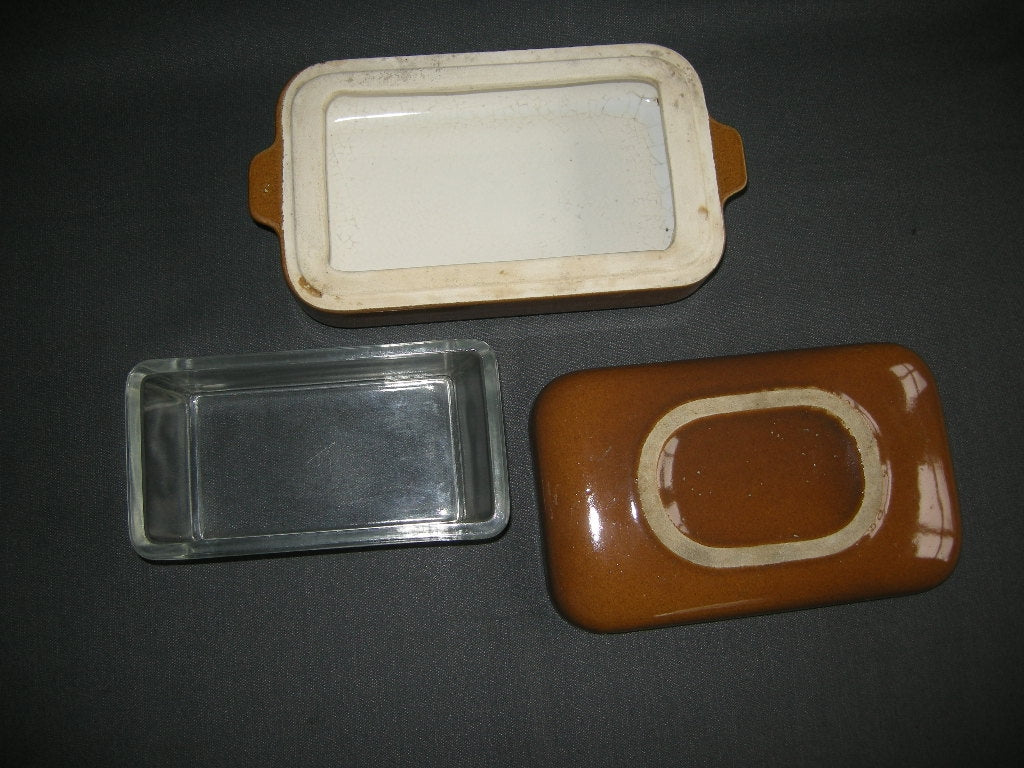 Diverse patépotten 006. zwaar aardewerk met glazen binnenschaaltje