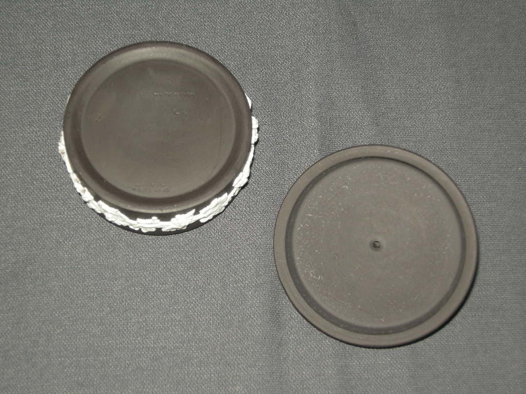 Wedgwood Jasperware zwart - wit 006. dekselschaaltje rond O7,5 cm.
