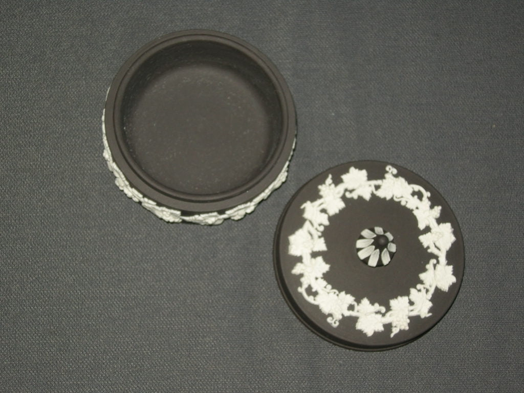 Wedgwood Jasperware zwart - wit 006. dekselschaaltje rond O7,5 cm.