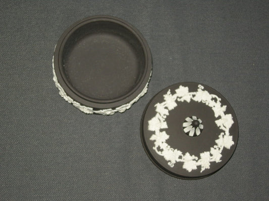 Wedgwood Jasperware zwart - wit 006. dekselschaaltje rond O7,5 cm.