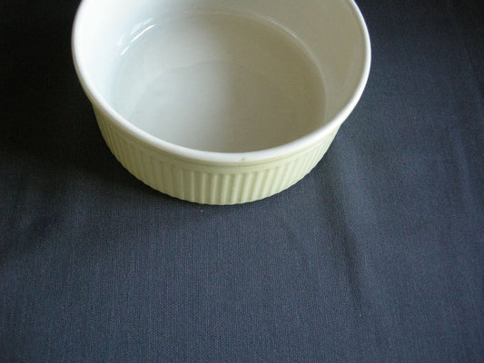 Petrus Regout parafeu geel 006. souffleschaal O16 cm.