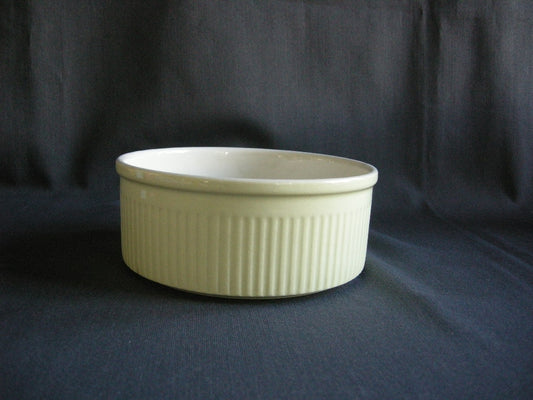 Petrus Regout parafeu geel 006. souffleschaal O16 cm.