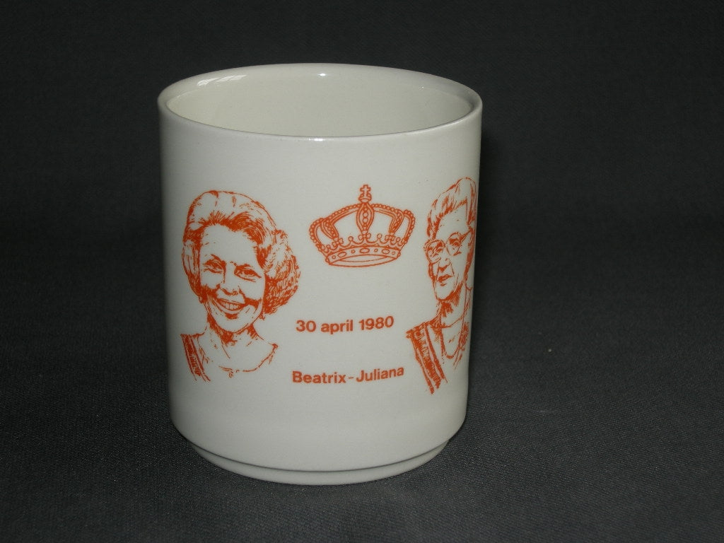 Verzamelen Koninklijk Huis 006. niet gemerkt herdenkingsmok kroningsjaar Beatrix