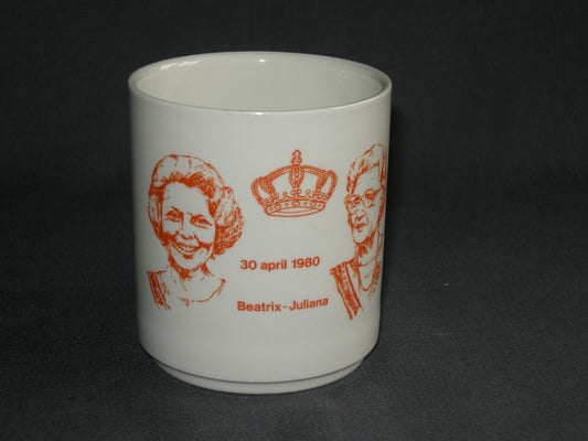 Verzamelen Koninklijk Huis 006. niet gemerkt herdenkingsmok kroningsjaar Beatrix