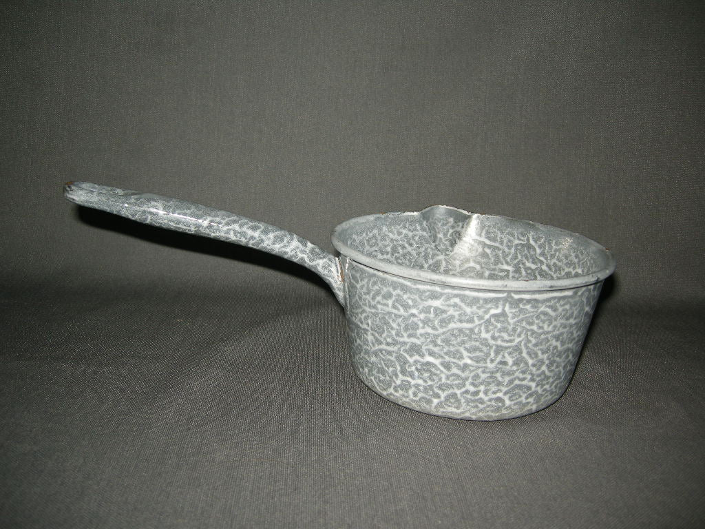emaille grijs gewolkt 006. steelpan O14,5 cm.