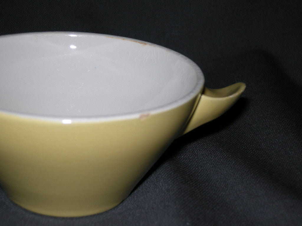 Petrus Regout / Royal Sphinx pastel okergeel 006. soepschaaltje