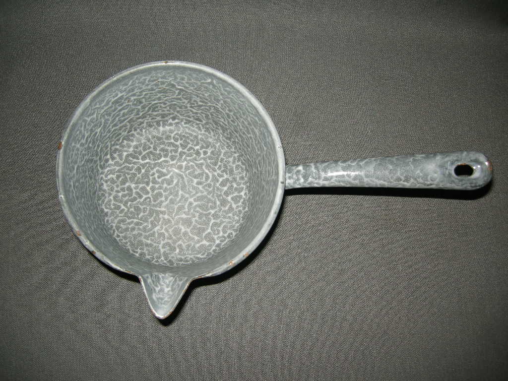 emaille grijs gewolkt 006. steelpan O14,5 cm.