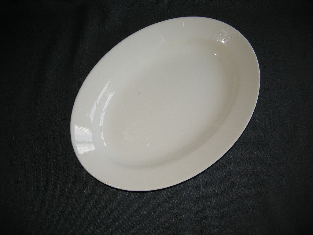 Petrus Regout roomwit 006. vleesschaal 31,5 x 22,5 x 4 cm.
