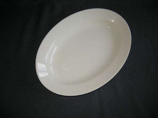 Petrus Regout roomwit 006. vleesschaal 31,5 x 22,5 x 4 cm.