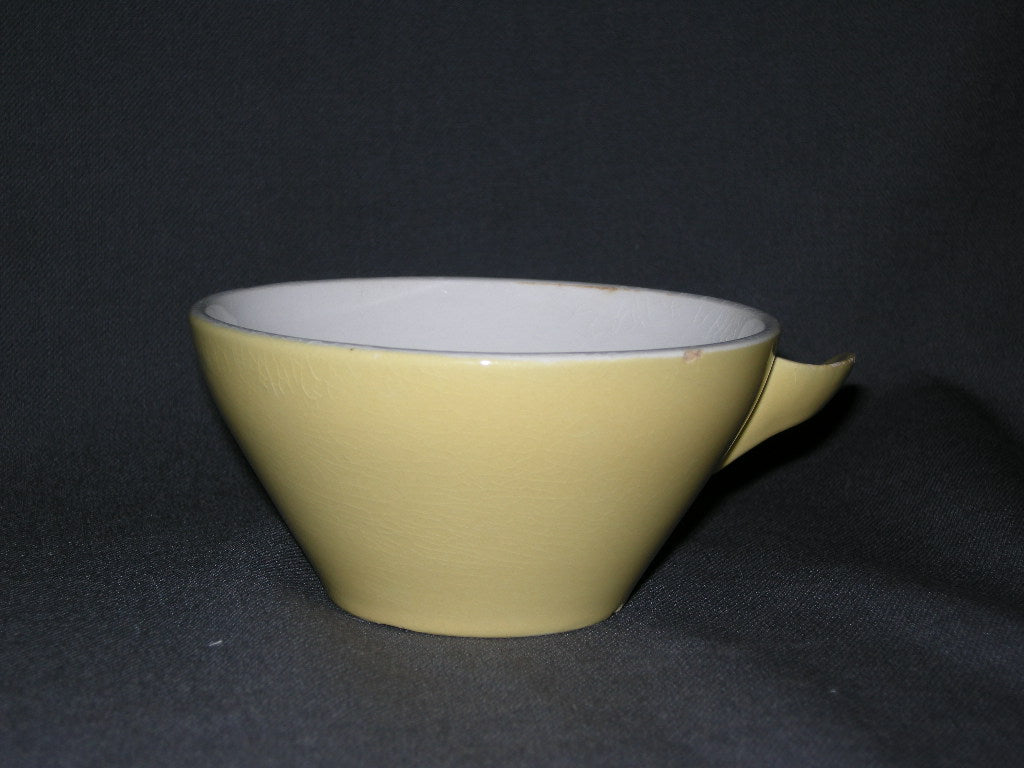 Petrus Regout / Royal Sphinx pastel okergeel 006. soepschaaltje