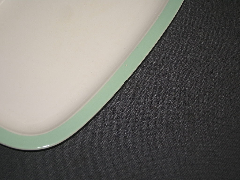 Petrus Regout / Royal Sphinx pastel groen 007. vleesschaaltje met beschadiging