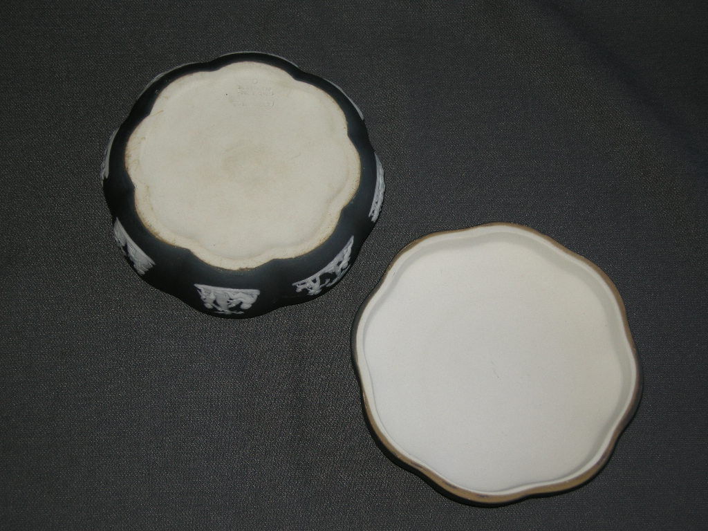 Wedgwood Jasperware zwart - wit 007. dekselschaaltje schulp O12,5 cm.