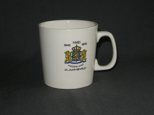 Verzamelen Militaria + bevrijding 007. mok Nederland 25 jaar bevrijd